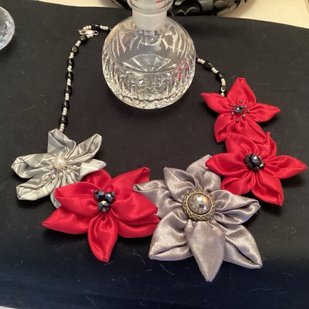Gorgeous Jazzd Brand Fabric Pointsettia Necklace